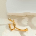 Dettaglio ravvicinato di un ear cuff dorato intrecciato con strass rotondi brillanti - Polsino con Nodo in Strass Dorato