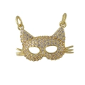 Détail d'un pendentif masque de chat doré avec oxydes de zirconium sur fond blanc - Masque de Chat Pave Zircone