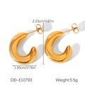 Vista detallada de los pendientes de aro en forma de C de acero de titanio con medidas - Pequeño 2.23cm / Oro Brillante (OD-E10793)