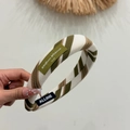 Schicker gestrickter gestreifter gepolsterter Haarreif in Waldgrün und Hellbraun - Dunkelgrün Weiß Gestreiftes Stirnband