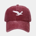Détail de la broderie d'aigle blanc sur casquette de baseball en coton bordeaux délavé - Réglable / Bordeaux