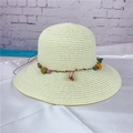 Dettaglio del cappello di paglia intrecciato a mano con perle colorate e ciondolo a fiore - M（56-58cm） / Bianco Latte