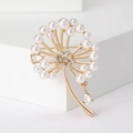 Dettaglio macro della spilla a dente di leone con perle e cristalli a goccia pendenti - Oro (MM-BR-3926-GD)