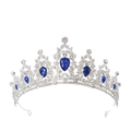 Dettaglio corona di lusso con cristalli blu a goccia e strass trasparenti su metallo - Argento / Gemma blu reale