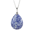 Dettaglio del ciondolo a goccia in sodalite blu e bianca su catenina d'argento sottile - Sodalite Blu