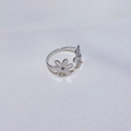 Dettaglio anello aperto a girasole argento con fascia in metallo lucido regolabile - US 5 / Argento
