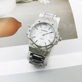 Dettaglio dell'orologio al quarzo argento con lunetta ottagonale e viti decorative - Cassa Argento Quadrante Bianco Cinturino in Acciaio Argento