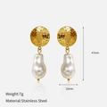 Elegant 18K gold-plated stainless steel earrings with white baroque pearl and hammered disc - Gold Hammered Pearl Drops
