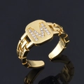 Bague ouverte dorée ajustable avec lettre M sertie de zircons sur un anneau style gourmette - Lettre M