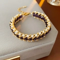 Dettaglio del bracciale fatto a mano con perle, cristalli viola e catena in oro - Viola