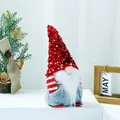 Detailansicht von Weihnachtsgnom mit rotem Paillettenhut und weißem Plüschbart Deko - Herrenstil