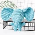 Dettaglio della trama del giocattolo per cani elefante in velluto a coste blu - Elefante Blu