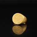Anillo de sello en titanio dorado mate con grabado de brújula y estrella de ocho puntas - US 7 / Dorado