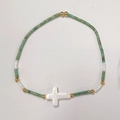 Pulsera artesanal de cuentas verdes con colgante de cruz de nácar y detalles dorados - Colgante de Cruz de Turquesa Verde