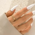 Elegante anello regolabile in oro con motivo a foglia e trama a cuore sulla mano - Forma di grano foglia di alloro dorata