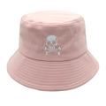 Gros plan sur un bob en coton rose avec broderie tête de mort et os blanche - M (56-58cm) / Rose