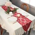 Festlicher roter Weihnachtstischläufer aus Spitze mit Quasten auf weißer Tischdecke - 33cm*183cm / Wassermelonenrot