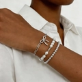 Versilbertes dreiteiliges Armband-Set mit Schleifenanhänger und weißen Perlen am Handgelenk - Kunstperlen-Schmetterling 3-teiliges Set (1977)
