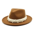 Primer plano de sombrero fedora de lana marrón con elegante banda de perlas blancas - M (56-58cm) / Caramelo