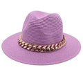 Chapeau Fedora en paille violette avec chaîne dorée sur fond blanc - Chapeau de Paille à Bord Plat / Violet Taro