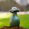Macro di una simpatica rana verde in resina con grandi occhi e bocca larga decorativa - Rana Grande
