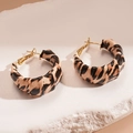 Dettaglio di orecchini a cerchio con stampa leopardata, trama in pelle e tocchi oro - Orecchini a Cerchio Tondi 3cm Caffè