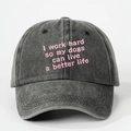 Détail de la casquette en coton délavé gris avec texte rose I work hard so my dogs - Noir