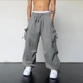 Vue détaillée du pantalon cargo vert sauge avec ourlets à cordon et tissu très résistant - Gris