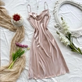 Elegantes, roségoldenes Satin-Nachthemd mit Wasserfall-Ausschnitt und seitlichem Schlitz - S / Champagner