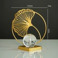 Ornamento nordico a foglia di ginkgo dorata con sfera di cristallo su base - Stile D - Ginkgo circolare