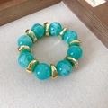 Elegante bracciale di perle acriliche con texture marmo turchese e distanziatori dorati - Blu Lago-Oro