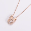 Collana con ciondolo a forma di renna in acciaio al titanio e diamanti in oro rosa - Oro rosa