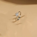 Detailaufnahme eines silbernen Sechs-Krallen-Solitärrings mit offenem Design am Finger - Sechseckiger Zirkonia Stil (JZ0402)
