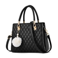 Elegante zwarte gewatteerde PU-leren handtas met goudkleurige hardware en witte faux fur pompon - Zwart