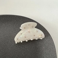 Dettaglio di un fermaglio per capelli bianco perla con piccoli strass rosa su base - Bianco Perla