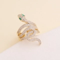 Lujoso anillo de serpiente dorado con circonitas blancas y ojos de piedra verde - Abierto Ajustable / Blanco