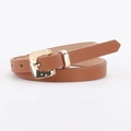 Chique bruine leren riem voor dames met een goudkleurige gehamerde metalen gesp op wit - camel