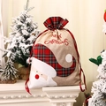 Weihnachtsmann-Leinenbeutel mit rotem Karomuster und Merry Christmas Stickerei-Detail - Karo-Rand Weihnachtsmann-Stickerei