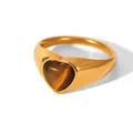 Dettaglio dell'anello in acciaio dorato con pietra occhio di tigre a cuore e misure - US 6 / Stile Occhio di Tigre a Cuore(HC-R30583)