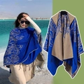 Cape poncho réversible ethnique bleu et beige avec motifs de plumes dorées et glands noirs - Couleur 31