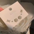 Elegante set di 6 orecchini con perle, fiori di camelia e fiocchi in finitura oro - Set da 3 Paia - Camelia/Fiocco/Perla