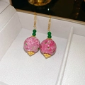 Dettaglio di orecchini in ceramica floreale rosa con perle verdi e ganci dorati in zirconi - Perla Rosa Verde Gancio Dorato