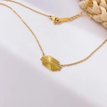 Dettaglio della collana placcata in oro 18K con pendente rettangolare a raggiera e moschettone - Oro-Sole Quadrato