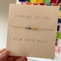 Pulsera de la amistad hecha a mano con cuentas de colores en tarjeta de regalo blanca - Tarjeta de Microcuentas Multicolor Cordón Oro Rosa