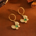 Nahaufnahme goldener Schmetterlingsohrringe mit grünem Tropfenstein und funkelnden Kristallen - Gold Schmetterling Grün Zirkonia Ohrringe (T031)