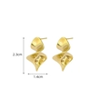 Boucles d'oreilles dorées torsadées irrégulières de 2,3 cm sur 1,4 cm sur fond blanc - Style Torsadé Or (2.3x1.4cm)