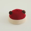 Dettaglio del berretto in maglia rosso e beige con orecchie di orso in peluche e bordo - 50-52cm (2-4 anni) / Borgogna