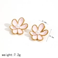 Orecchini a lobo a fiore in smalto rosa placcati oro con perla centrale - Orecchini a Bottone con Fiori Rosa (TE60182-PK)