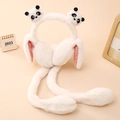 Dettaglio di paraorecchie a panda in peluche con orecchie mobili e morbida pelliccia - Diametro 14cm / Modello ad Airbag Mobile / Bianco