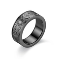 Primer plano detallado de anillo de acero de titanio negro con grabados de sol luna y estrellas - Talla 7 / Negro